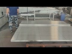 Tiang pagar keamanan jaring V dipoles sebelum pelapisan bubuk