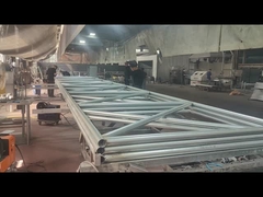 Rangka pagar sedang dilas dan dipoles.