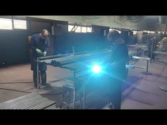 aksesoris pagar pos sedang dilas pada tiang