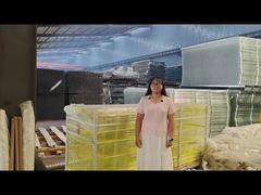 Pengemasan palet dengan pagar pelindung tepi