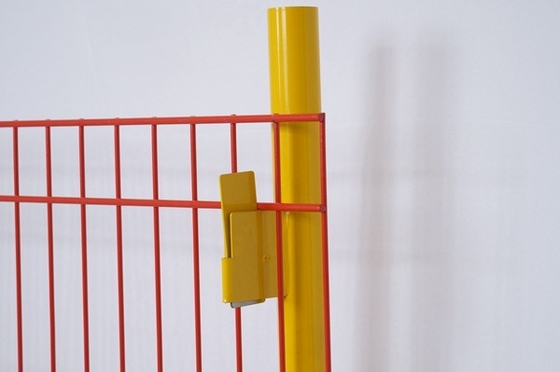 Besi Pvc Coated Edge Protection Barriers Dinding Mesh Sementara / Poros