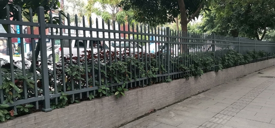 Front Yard Steel Picket Fencing Panels Rail 25*25mm atau 40*40mm Biru Putih Hitam Hijau