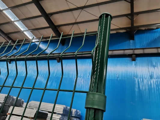 Taman PVC Dilapisi V Bending 3D melengkung Welded Wire Mesh Pagar Metal Luar ruangan 3D Panel Pagar Dengan Peach Bentuk Post