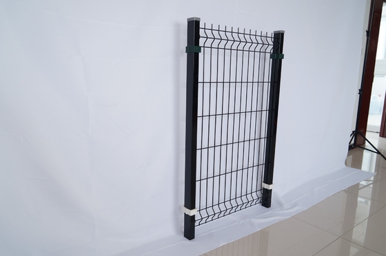 Taman PVC Dilapisi V Bending 3D melengkung Welded Wire Mesh Pagar Metal Luar ruangan 3D Panel Pagar Dengan Peach Bentuk Post