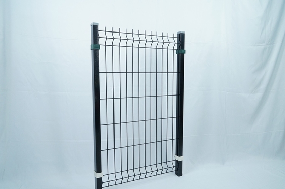 Taman PVC Dilapisi V Bending 3D melengkung Welded Wire Mesh Pagar Metal Luar ruangan 3D Panel Pagar Dengan Peach Bentuk Post