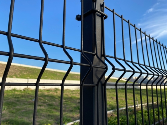 Taman PVC Dilapisi V Bending 3D melengkung Welded Wire Mesh Pagar Metal Luar ruangan 3D Panel Pagar Dengan Peach Bentuk Post