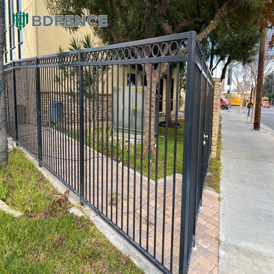 Black Powder Coated Metal Tubular Aluminium Fence Panel dengan Top Spear Pickets 30.000 Kg Single Bruto Weight Fence Gates