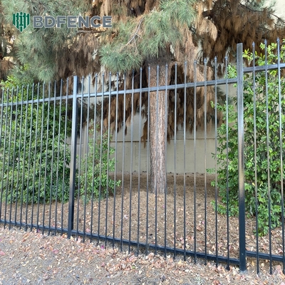 Black Powder Coated Metal Tubular Aluminium Fence Panel dengan Top Spear Pickets 30.000 Kg Single Bruto Weight Fence Gates