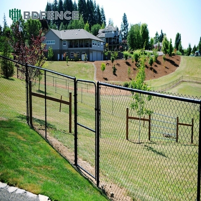 Lapangan Tenis Galvanized Chainlink Pagar Gulung Siklon Wire Diamond Mesh Hitam Pvc Lapisan 6ft 8ft Mesh Pembukaan 50*50mm