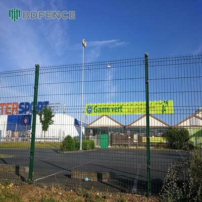 Taman PVC Dilapisi V Bending 3D melengkung Welded Wire Mesh Pagar Metal Luar ruangan 3D Panel Pagar Dengan Peach Bentuk Post