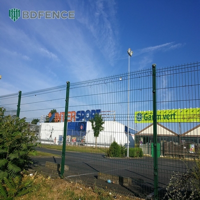 Rumah Taman Luar Ruangan Metal Triangle Bending Pvc Lapisan 3d Curved Wire Mesh Pagar Pagar