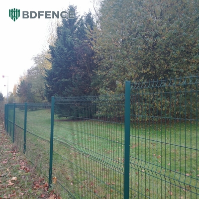 Rumah Taman Luar Ruangan Metal Triangle Bending Pvc Lapisan 3d Curved Wire Mesh Pagar Pagar