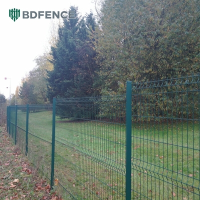 Rumah Taman Luar Ruangan Metal Triangle Bending Pvc Lapisan 3d Curved Wire Mesh Pagar Pagar