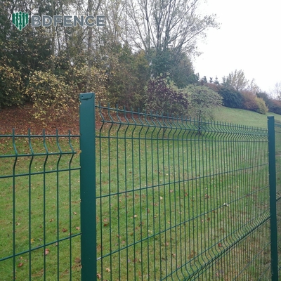 Rumah Taman Luar Ruangan Metal Triangle Bending Pvc Lapisan 3d Curved Wire Mesh Pagar Pagar