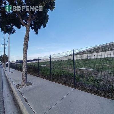Wire Dia 5mm Metal Mesh Fencing RAL 6005 Green Powder Coated 3D Fence Panel Triangle Bending Fence Untuk Situs Konstruksi