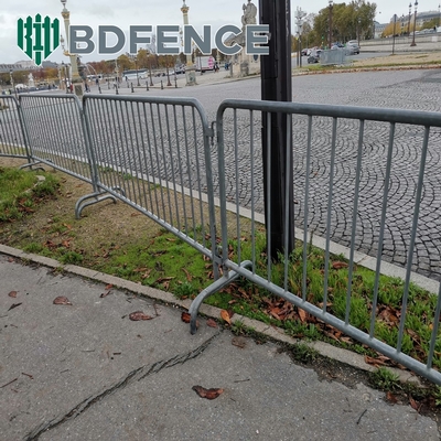 Disesuaikan 1.1 * 2.2m Temporary Fencing Mudah dirakit Portable Metal Steel Barricade / Lalu lintas Jalan