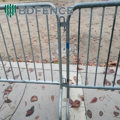 Disesuaikan 1.1 * 2.2m Temporary Fencing Mudah dirakit Portable Metal Steel Barricade / Lalu lintas Jalan