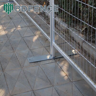 AU Standar Temporary Fence Panel 2.1x2.4m Galvanized Steel Portable Construction Temp Fencing dengan kaki / penjepit untuk keselamatan