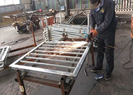 Dekorasi taman 2m Pintu pagar baja dengan gerbang ganda kayu PVC rangka diobati panas Welded Wire Mesh 3D Model melengkung Se