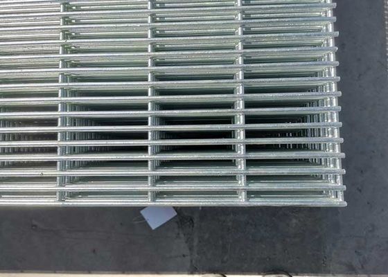 Perimeter Keamanan Pagar dengan 76 * 25mm Ukuran Pembukaan dan Powder Coated Surface Treatment Desain Anti-Climb