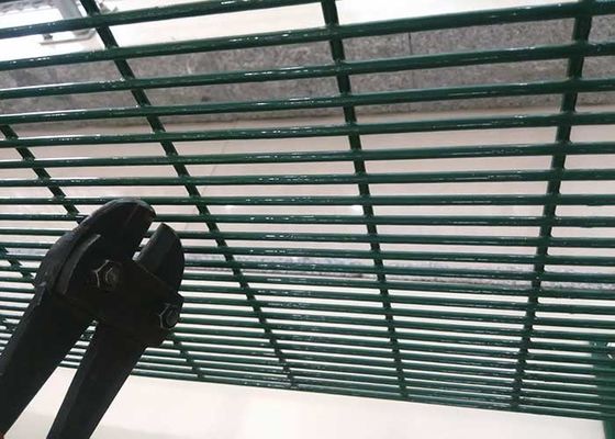Perimeter Keamanan Pagar dengan 76 * 25mm Ukuran Pembukaan dan Powder Coated Surface Treatment Desain Anti-Climb