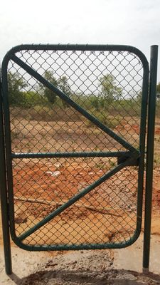Lapangan Tenis Galvanized Chainlink Pagar Gulung Siklon Wire Diamond Mesh Hitam Pvc Lapisan 6ft 8ft Mesh Pembukaan 50*50mm