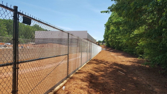 Tahan korosi tahan lama Hot Dip Galvanized Cyclone Mesh Kain Chain Link Pagar Untuk Fasilitas Olahraga