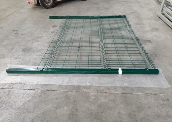 5mm 55 * 200mm Square Post Curved Welded Wire Fence Untuk Konstruksi