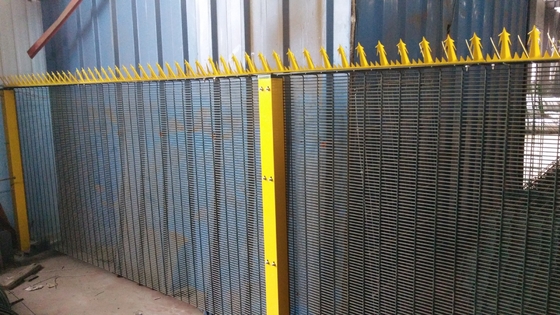 2.2m Tinggi Anti Climb Security Fencing 358 Pvc Coated Green Color Dengan H Type Post